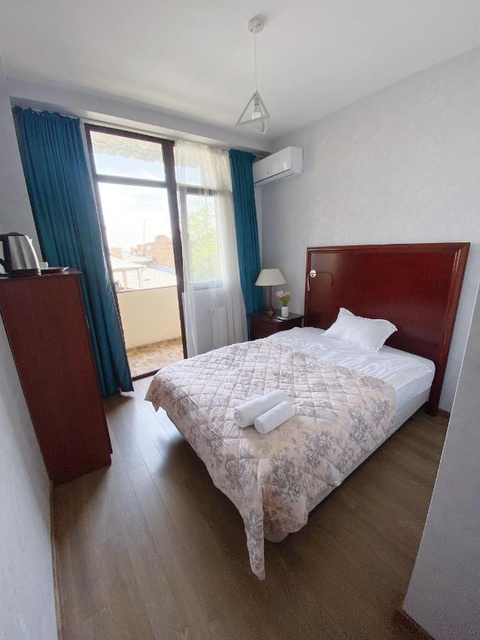 Tbilisi Central Hotel Esterno foto